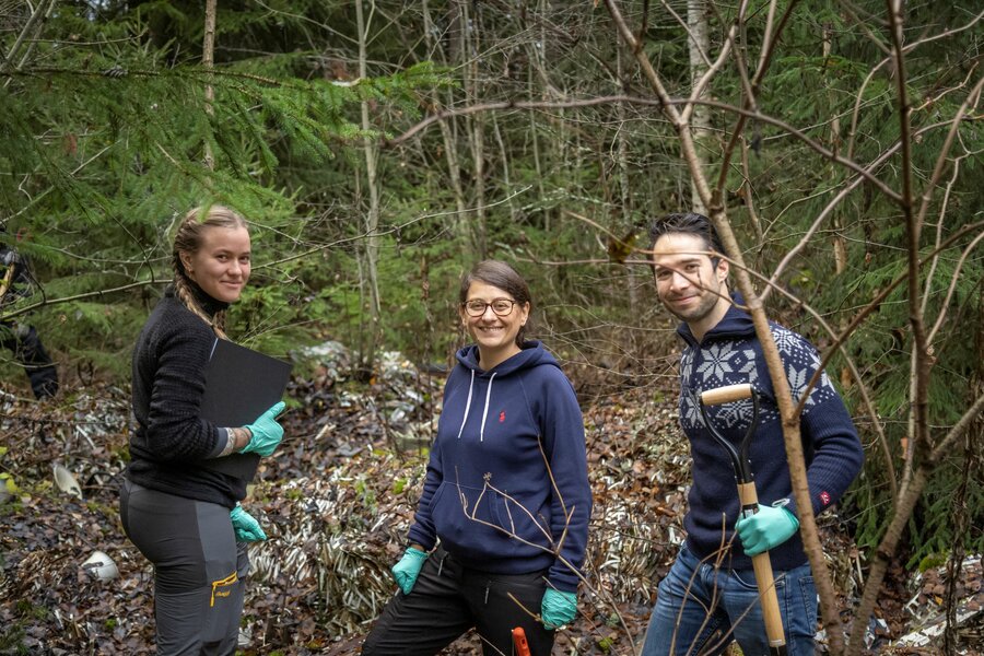 Ronja Marlonsdotter Sandholm (t.v.) ute i skogen på leting etter enzymer i gammelt plastavfall. Her med forskerkollegaene Sabina Leanti La Rosa og Esteban López Tavera. 