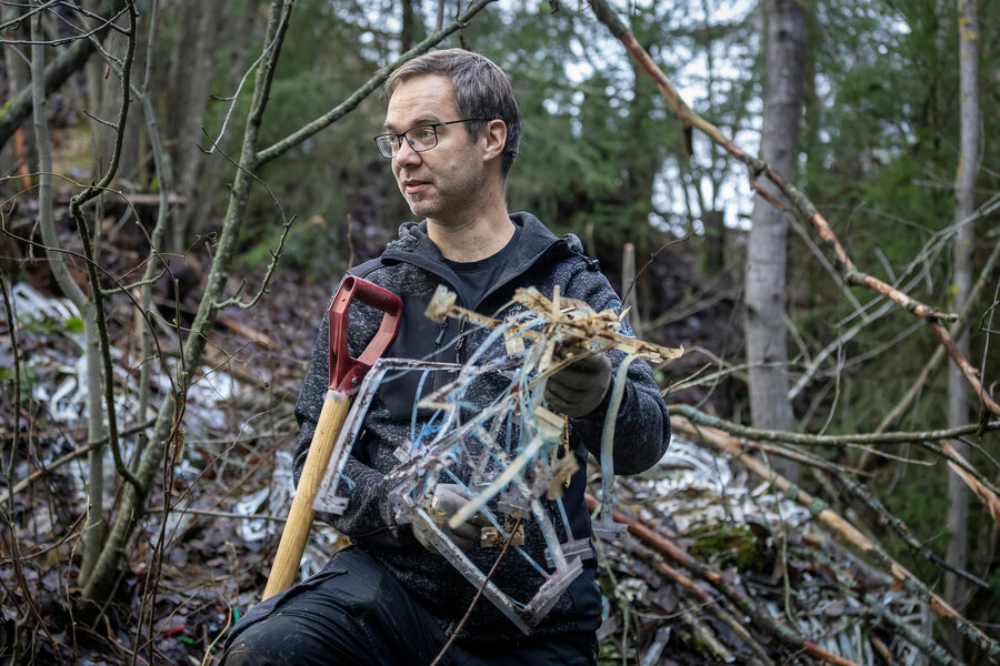 Professor Gustav Vaaje-Kolstad undersøker plast som ble dumpet i skogen i Åsnes på 1970 og 1980-tallet.