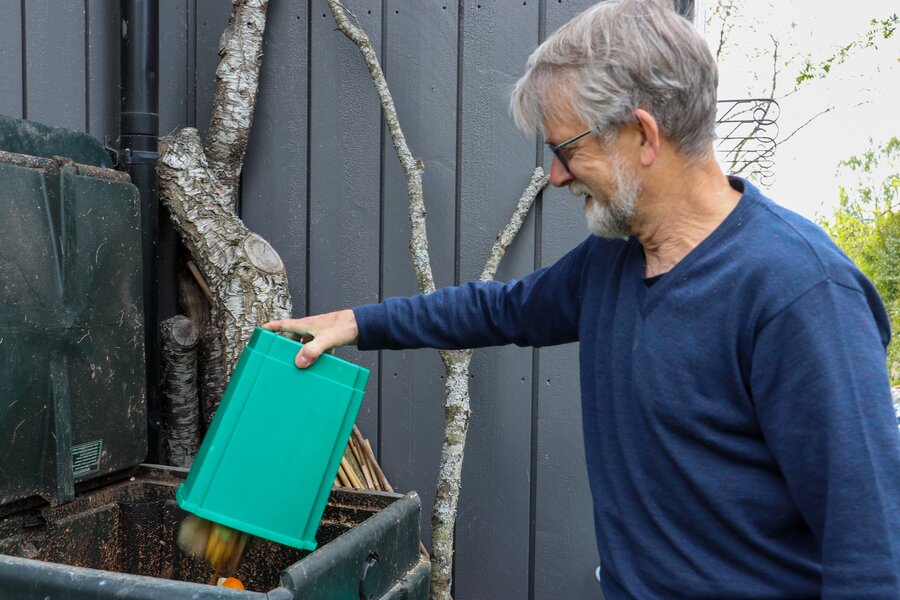 Hvoslef-Eides ektemann Odd Arne Rognli, som også er professor i plantevitenskap, er komposteringseksperten i familien. Han forteller at omdanningsprosessen produserer så mye varme at det hender at det ryker av dunken om vinteren.
