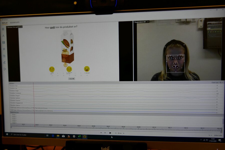 Teknologien fanger opp Dagnys reaksjoner på bildene av de ulike sjokolademelkforpakningene. 