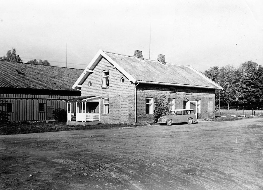 Bildet viser bygningen som kalles Palasset, og hører til en fotosamling av bygninger og anlegg på Norges landbrukshøgskole i 1960-årene. Låven som synes bak Palasset brant ned og siden ble Bioteknologibygningen oppført på denne tomten. 