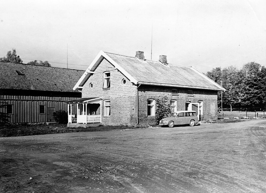 Bildet viser bygningen som kalles Palasset, og hører til en fotosamling av bygninger og anlegg på Norges landbrukshøgskole i 1960-årene. Låven som synes bak Palasset brant ned og siden ble Bioteknologibygningen oppført på denne tomten.
