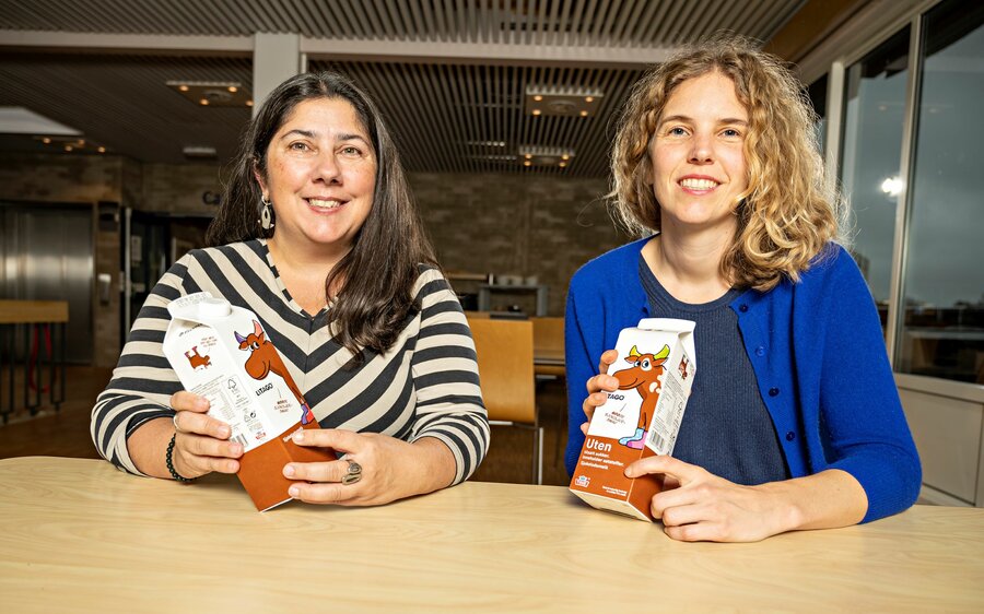 Forskerne Paula Varela og Martina Galler viser frem to av forpakningene som ble brukt i studien.