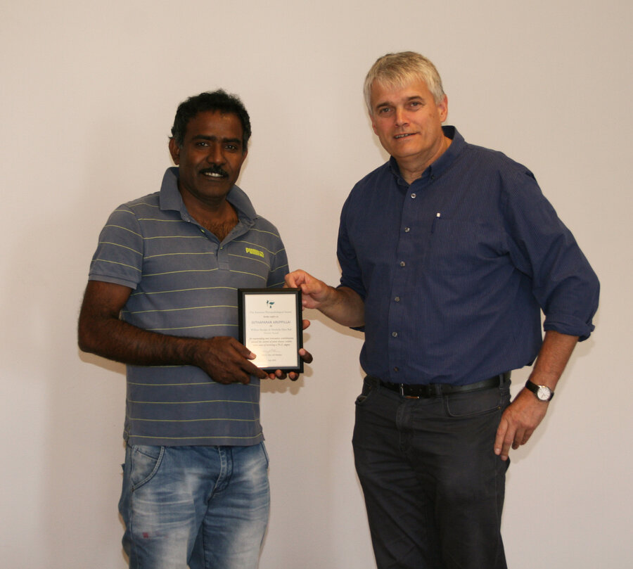 Aruppillai Suthaparan får overrakt prisen av Professor Arne Stensvand, som mottok prisen på vegne av Suthaparan.