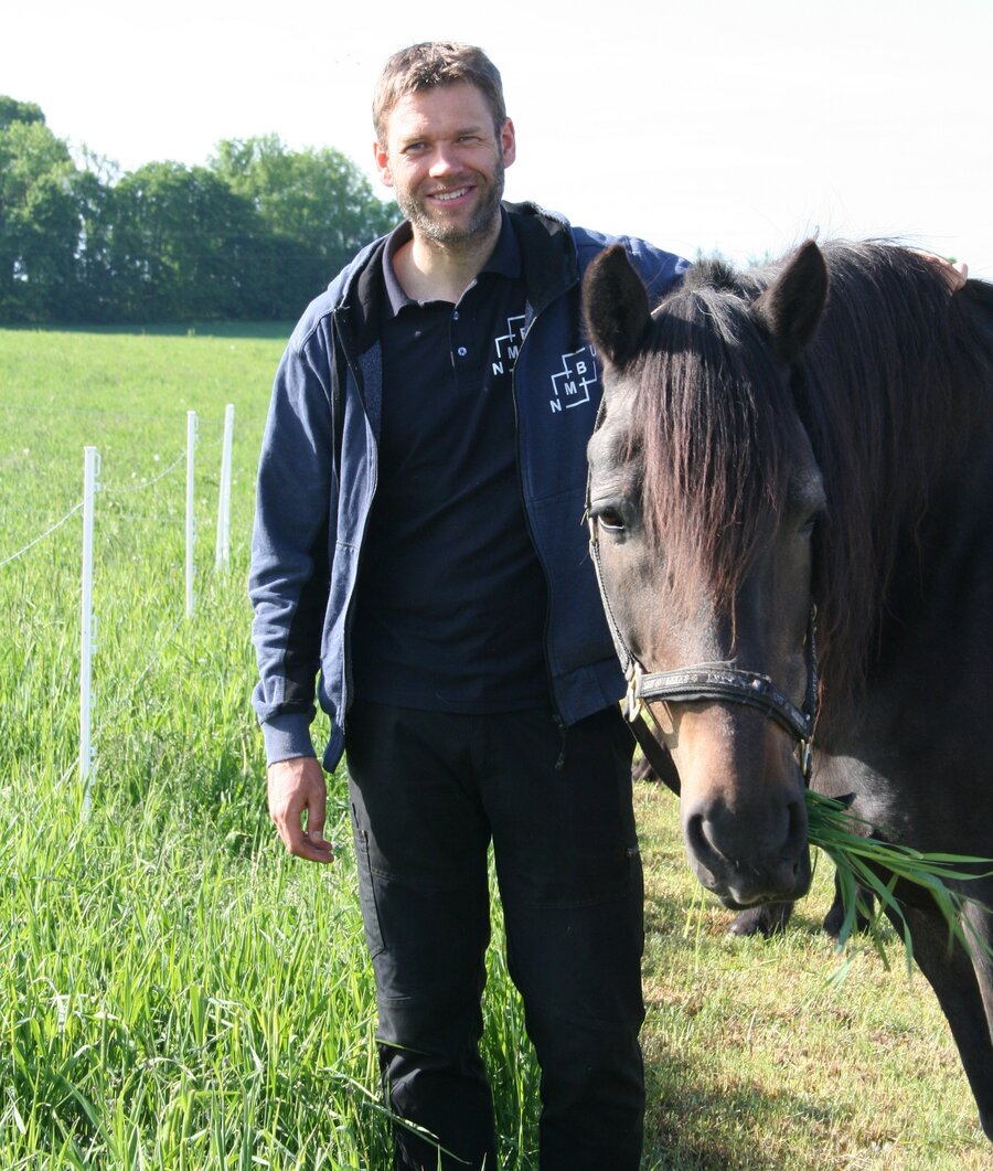 Forsker Rasmus Bovbjerg Jensen og en av hestene som sammen bidrar til ny forskning omkring fôring av hest.