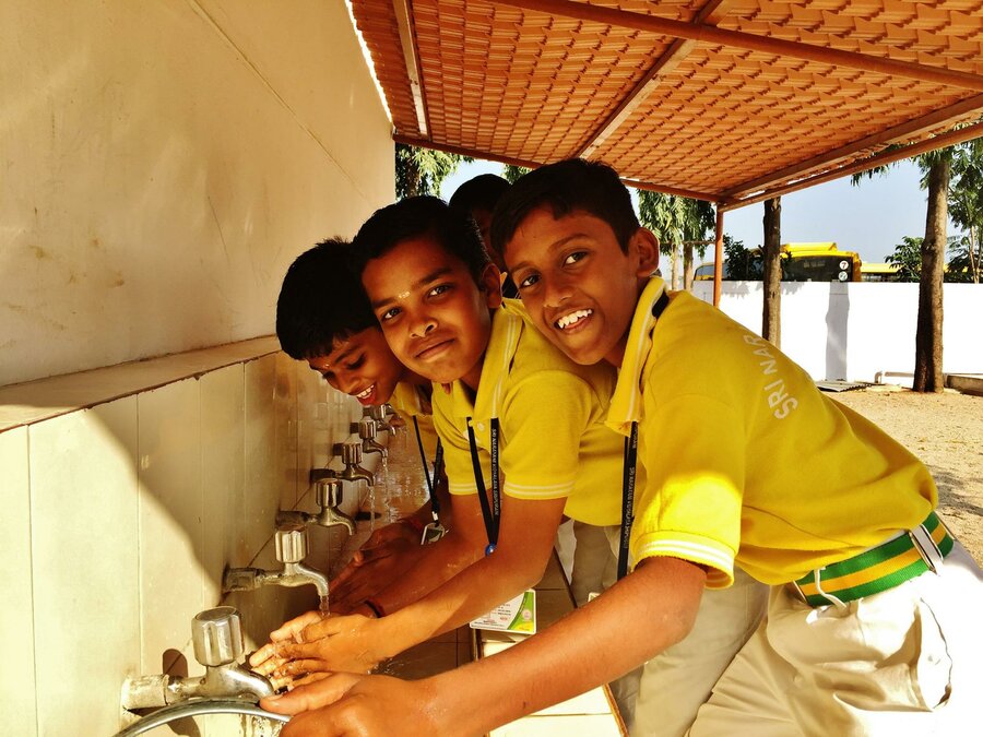 Bevissthet rundt håndvask, såpe og hygiene er en viktig del av det aksjonsbaserte forskningprosjektet SHINE (Sanitation and Hygiene INnovation in Education) 