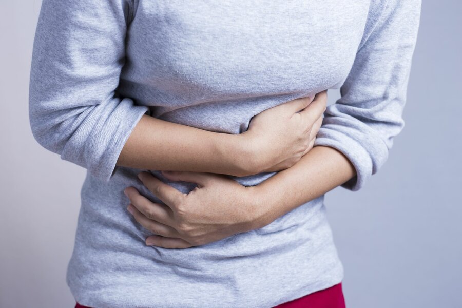 Magesmerter og diaré kan også være symptomer på COVID-19.