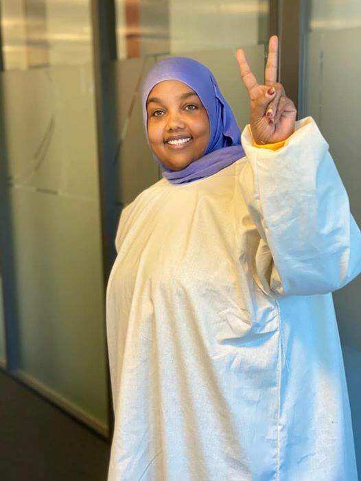 Asker-bedriften Sisters in Business har fått knapper til smittevernfrakker laget ved Eik Ideverksted på NMBU.