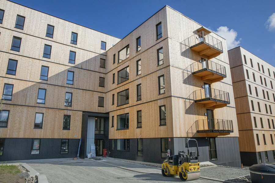 Splitter nye studentboliger i massivtre sett fra utsiden.