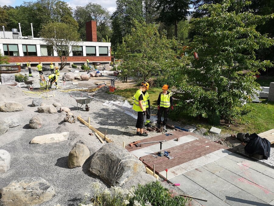 Studenter i landskapsarkitektur og landskapsingeniør har vært med å bygge NMBUs nye geologihage. 