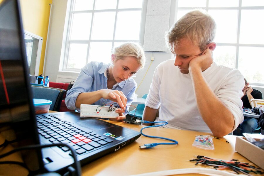 Studenter ved NMBU i studentøvelse med programmering. 