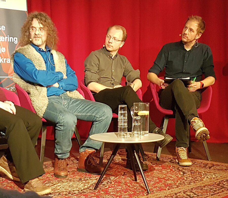 Fra venstre: Snorre Stuen (NMBU), Bjørn Samset (Cicero), Per Olav Alvested (ordstyrer) under arrangementet "Går verden til helvete?" på Kulturhuset i Oslo.