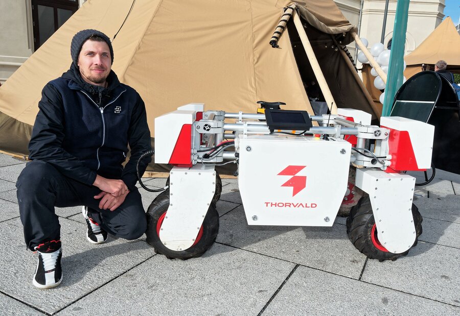 Jon Augensen har vært på bytur med landbruksroboten Thorvald.