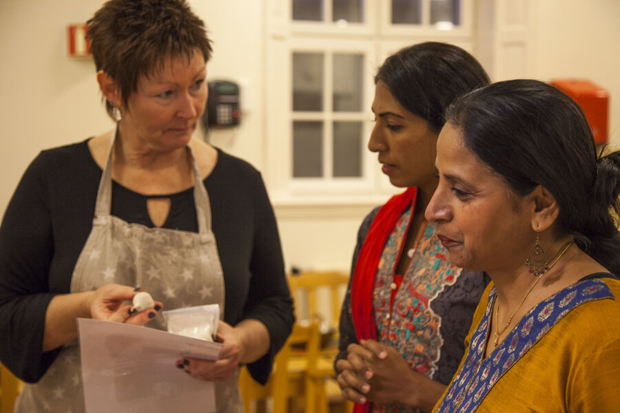 Monica Morris (til høyre) kom til Norge fra India for 20 år siden. Hun er en av kursholderne i Bønner virker. Hennes kollega Anica Munir (i midten) svarer kursdeltaker Sigrun Blixtad (til venstre) som lurer på hvordan hun best kan lage linse-paroka, som e
