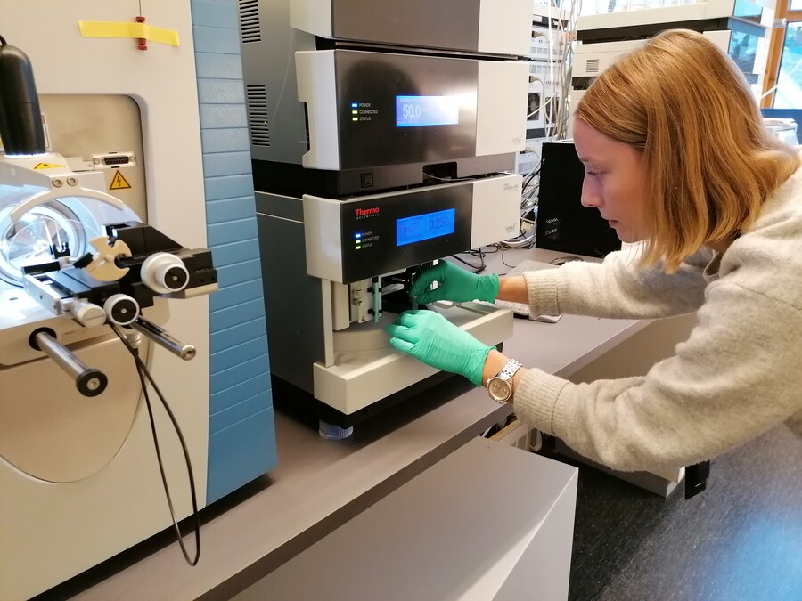Tora Asledottir ved Fakultet for kjemi, bioteknologi og matvitenskap, behandler prøver på laboratoriet.