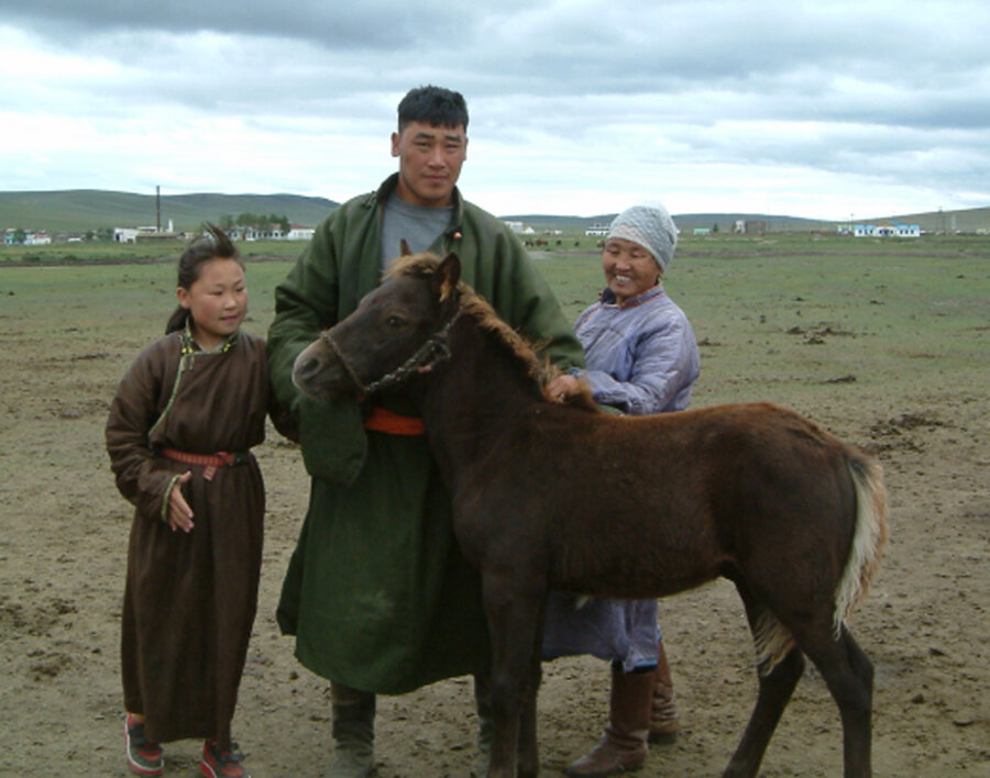 Hesteflokken går i arv. Men også mongolske ungdommer er opptatt av et moderne samfunn. Det at barna ønsker en utdanning og et annet yrke har blitt en utfordring også i Mongolia.