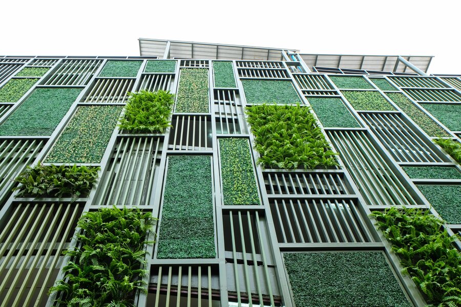 Grønn fasade, vertikal hage i arkitektur.

