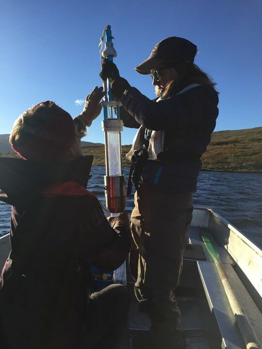Sedimentprøvetaking fra en innsjø i forbindelse med en masteroppgave ved NMBU. Sedimentkjerner kan gi viktig informasjon om innsjøens respons på endringer i klima. 