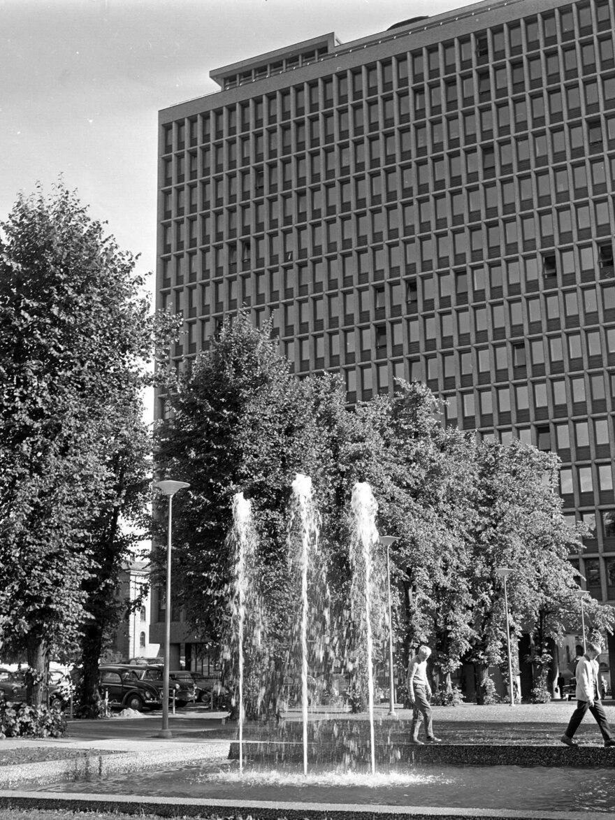 The Government Square in 1962. Big block of offices with trees and a fountain in front of it
