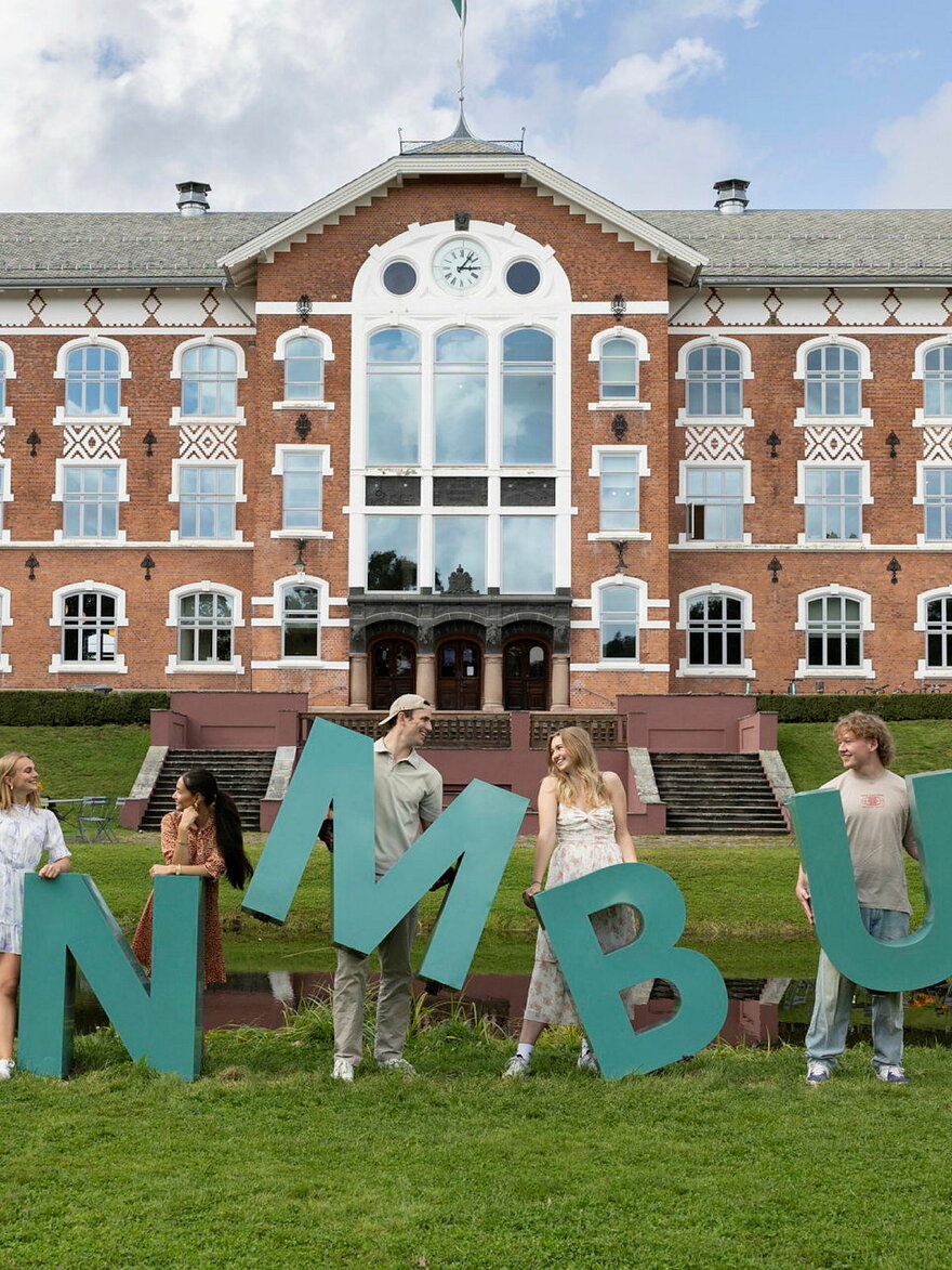 Fotografert august 2024.Studentambassadører fotografert en augustdag på campus Ås, foran Urbygningen. Bildene er til bruk i rekruttering, og alle personene på bildene har gitt tillatelse til bruk.