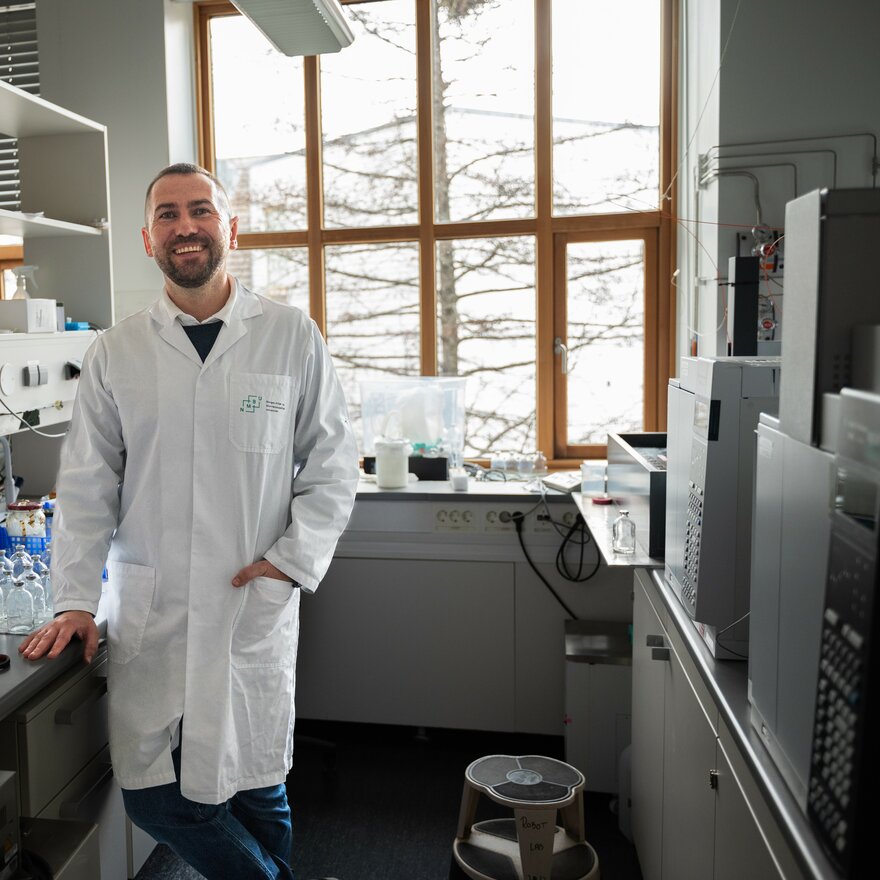 NMBU-forsker Pawel Lycus på laboratoriet